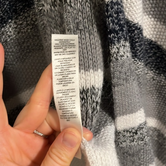 White House Black Market shawl - Picture 4 of 4